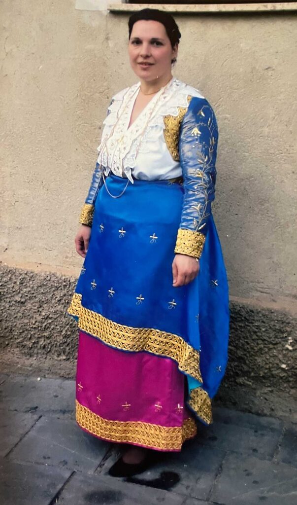 delia piscitelli con il vestito delle vallje -civita